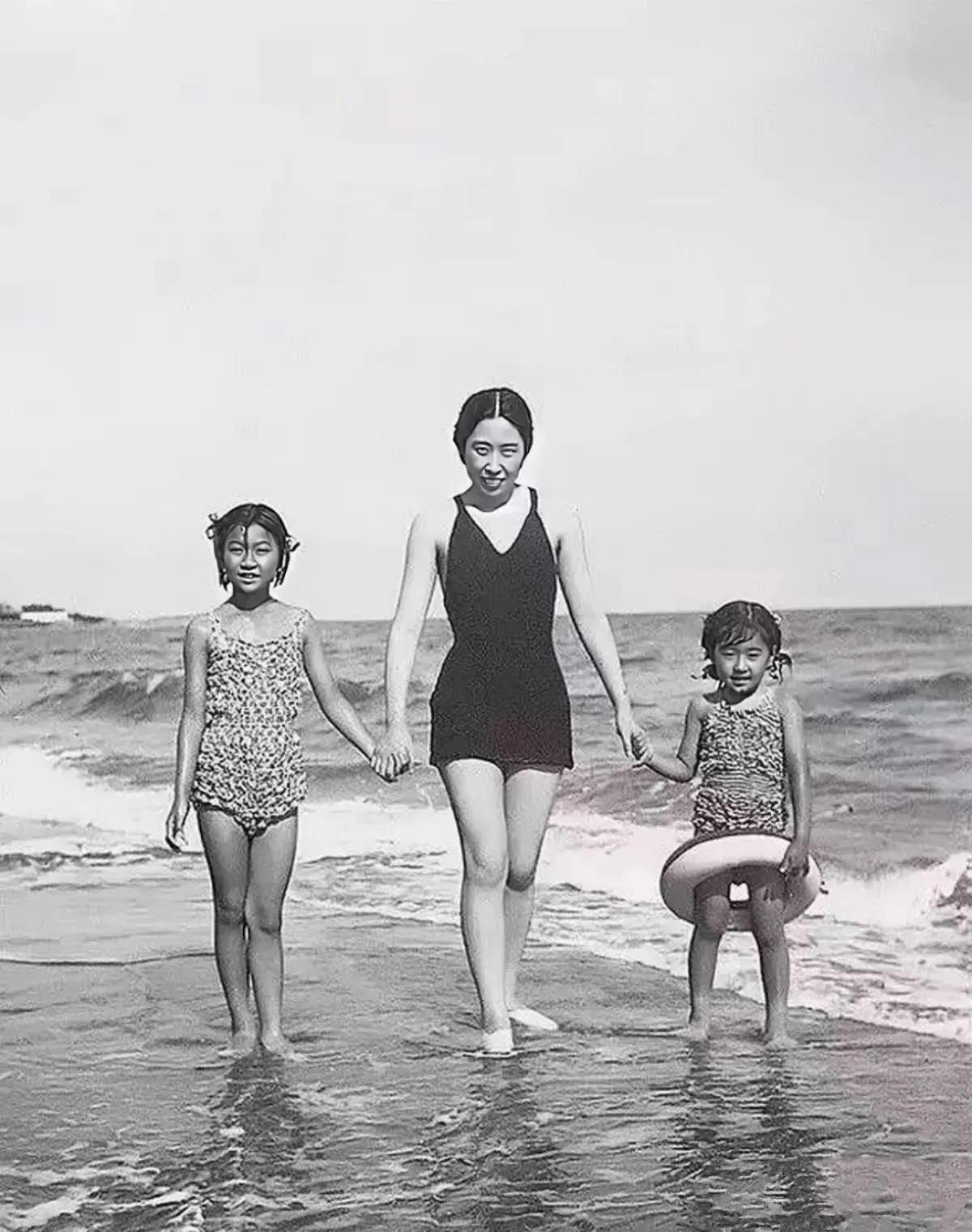 王光美和女儿北戴河度假时的珍贵照片

1960年，39岁的王光美带着两个女儿来到