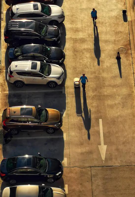 12月16日发生了一件超级惊险的事儿！一个小伙弯腰系鞋带，不小心进入了倒车死角。