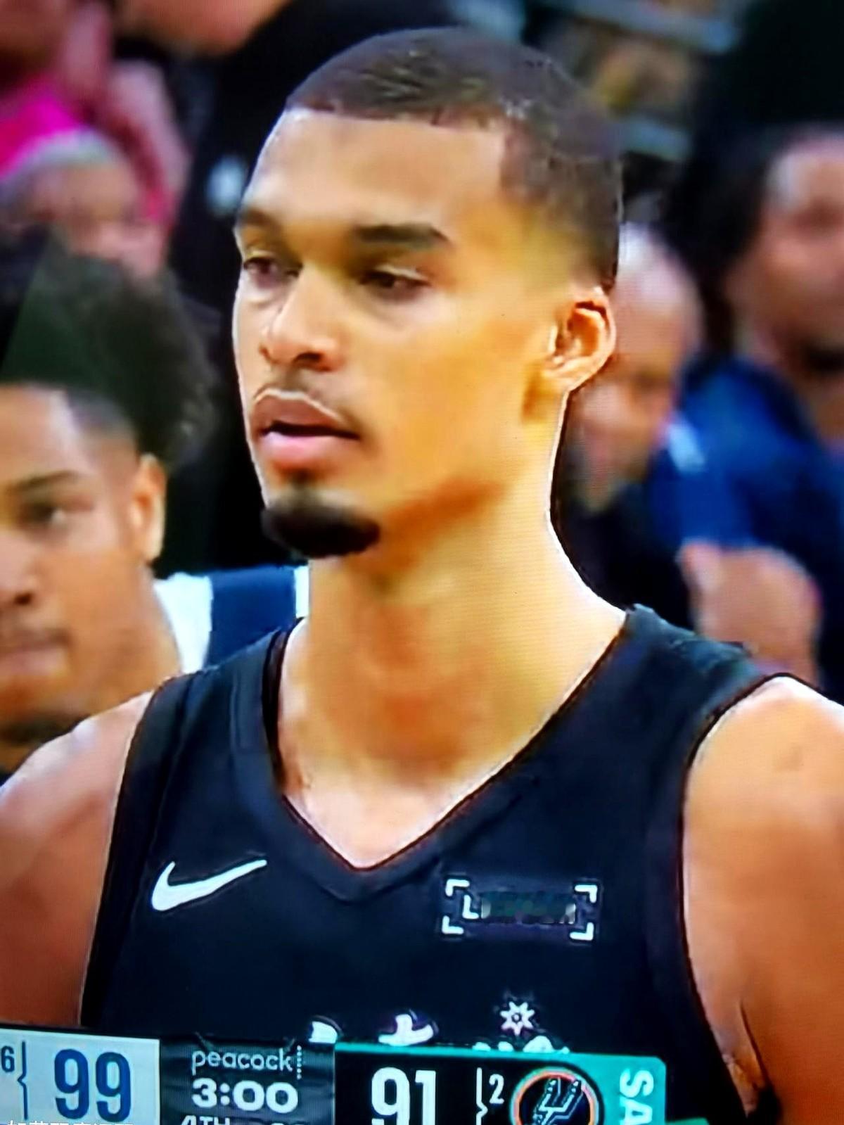 文班亚马狂扇12个火锅，刷新NBA季后赛纪录，马刺咋还输了？

森林狼这边，爱德