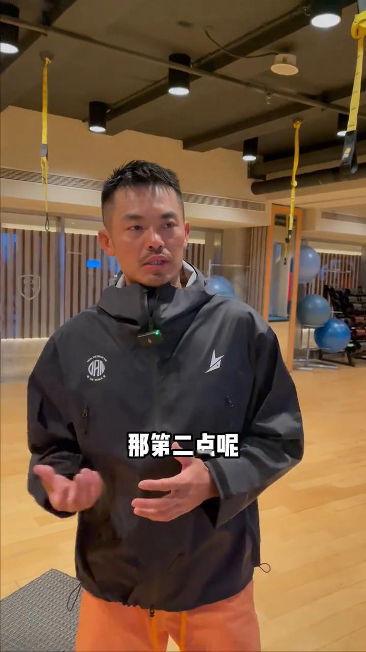 如果别人问你为什么要打羽毛球，你就把这个视频给他看。
·第一点，羽毛球就是球类里