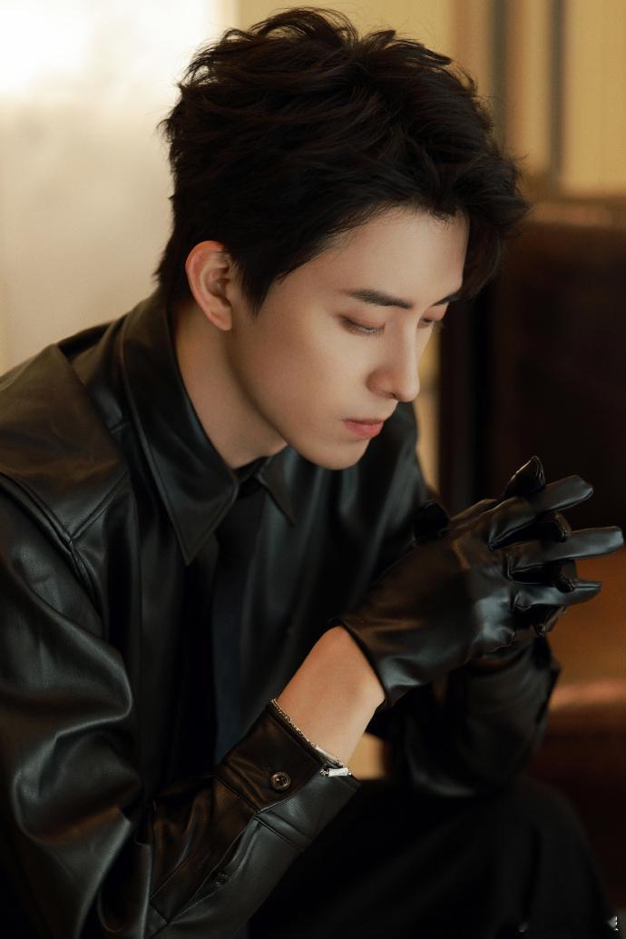 敖瑞鹏人间骑士  敖瑞鹏赴约今朝盛会 敖瑞鹏化身人间骑士，赴约今朝盛会，执鞭持剑