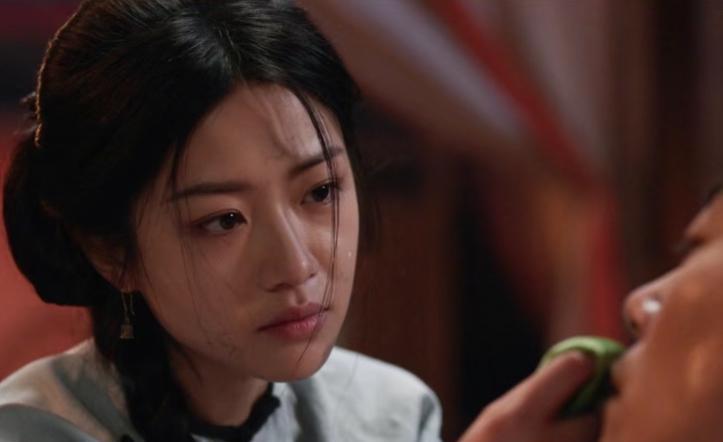 朱亚文演的李成，伤得爬不动，白依梅跪着给他包扎。
他没说“我爱你”，只说：若负你