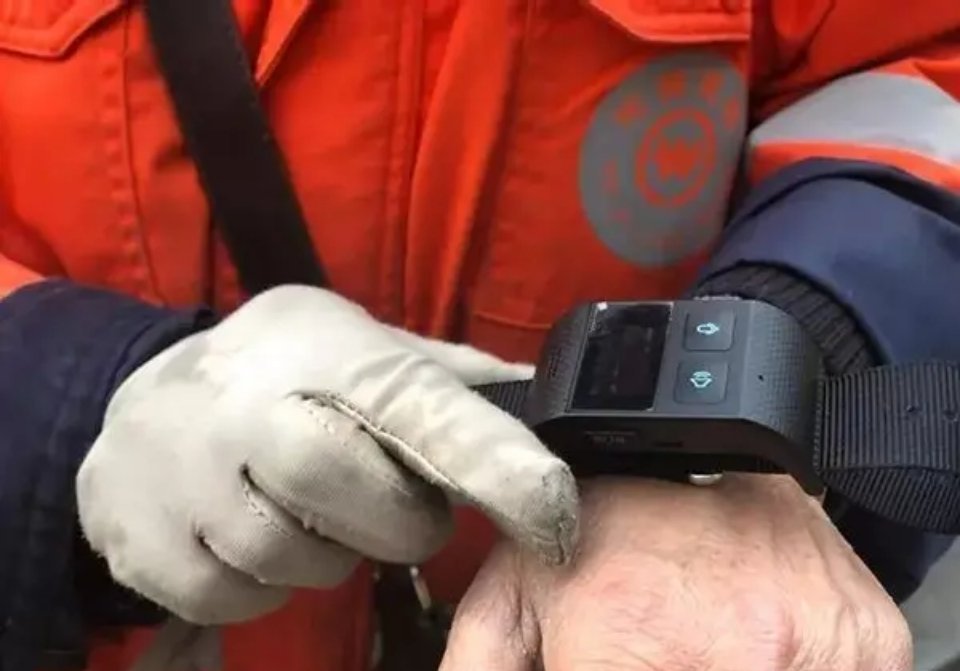 南京环卫工人戴上了免费发放的智能手表，嘴上高兴，心里骂娘……今年3月，南京市一区