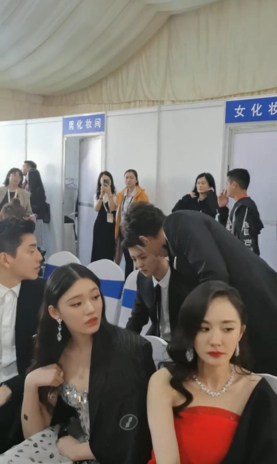 杨幂对林允全程不给好脸色，难道一直不太待见她？ 