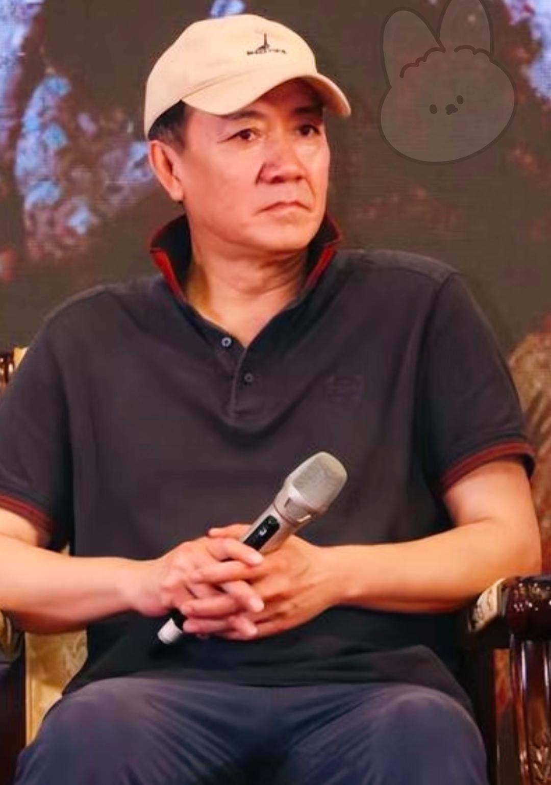 看李幼斌去养老院探望98岁的父亲和95岁的母亲，这画面，真不是滋味。

曾经在荧