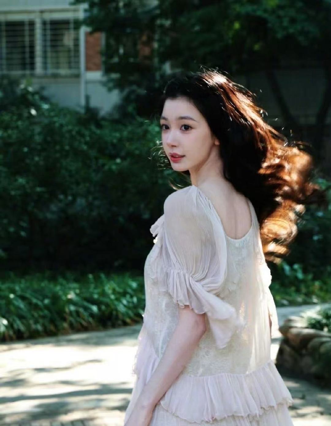 易梦玲告白演白月光易梦玲告白进组路透这张脸演白月光我狠狠心动了！！！ 