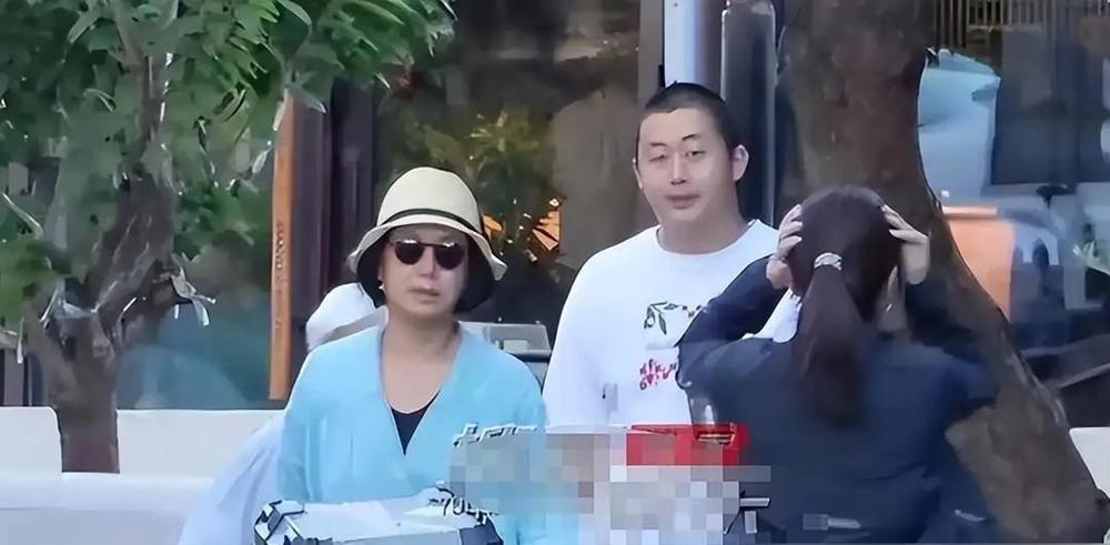 顾和和搀着91岁外婆在伦敦街头散步的照片，传回国内后，评论区直接翻了天。
有人盯