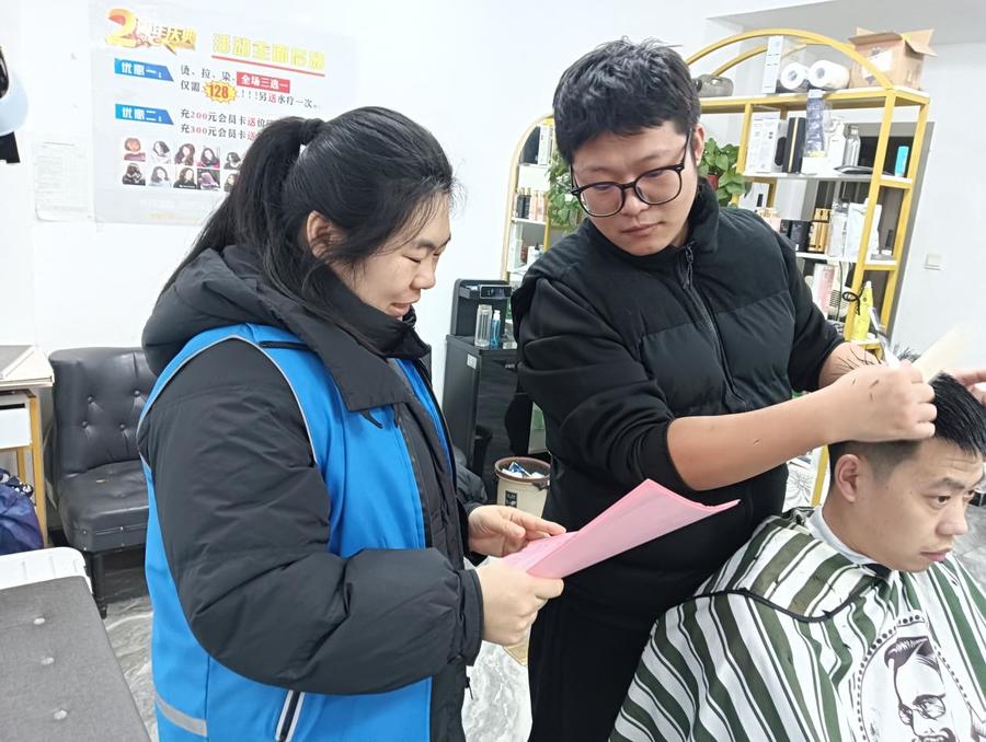 春风暖企业·平安迎新年：社区为商户送政策送安全