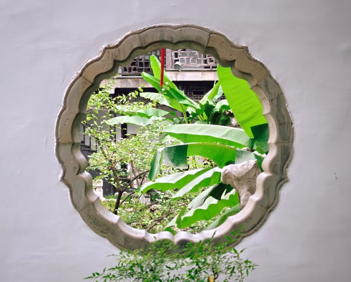 【  框景之美，别有“洞”天 …  】 