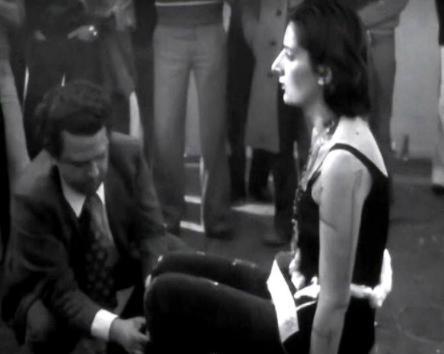 1974年，一名美女将自己麻醉后任由人们主宰自己的身体，很快她就被人扒掉了上衣，