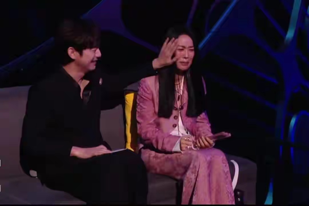 “唱完爸爸唱妈妈”窦靖童这波操作太圈粉，那英在台下直接看哭了 