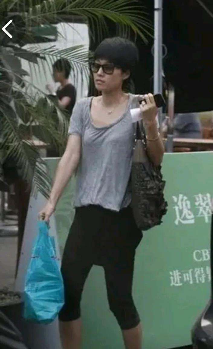 都说上海女人精致。可在马伊琍身上一点也看不出来。
马伊琍的私照不仅邋遢，还很土气