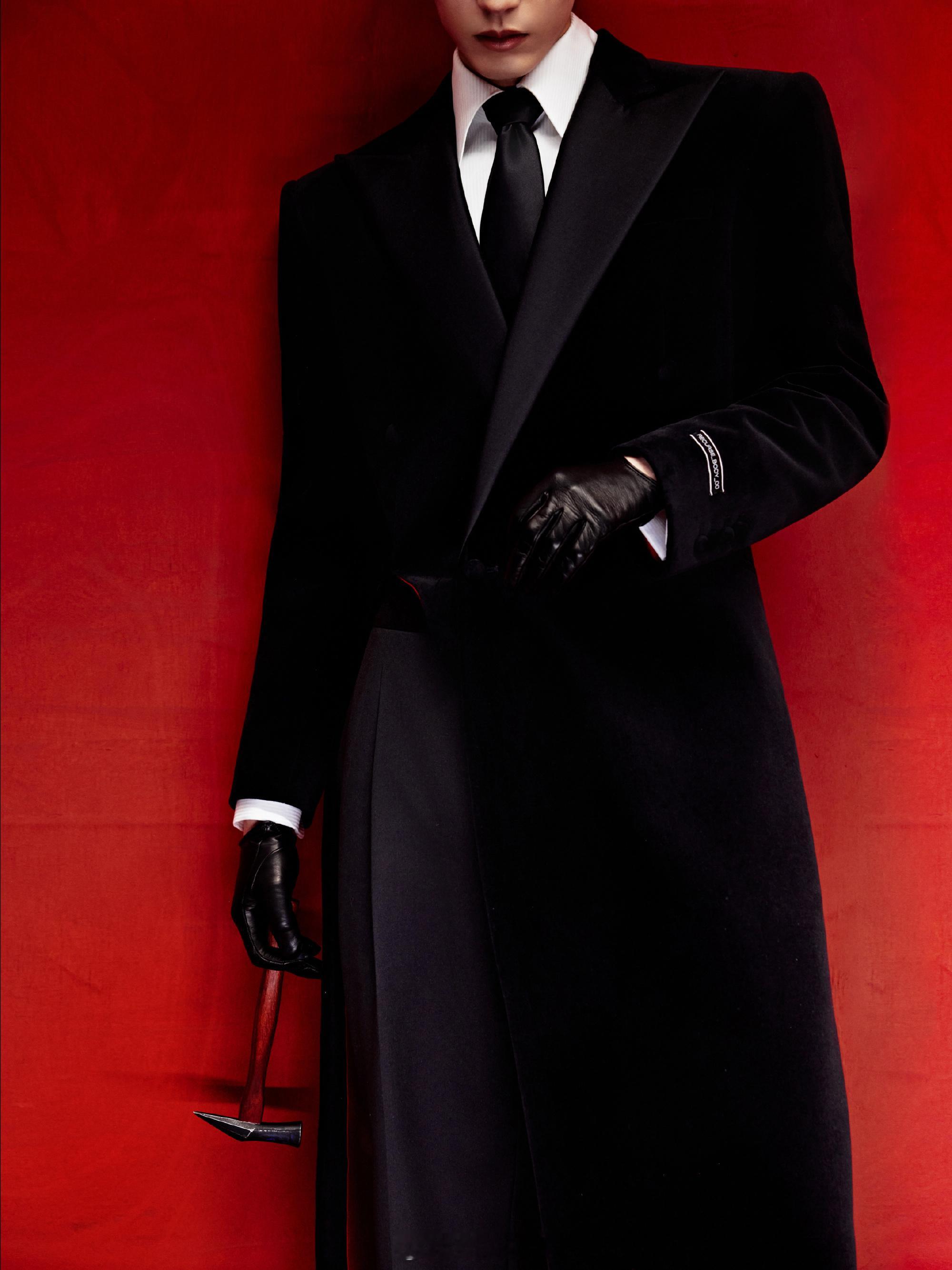 张凌赫工作室跨年演唱会出图，黑色西装大衣+黑色皮手套造型，太帅了！期待凌帝今晚的
