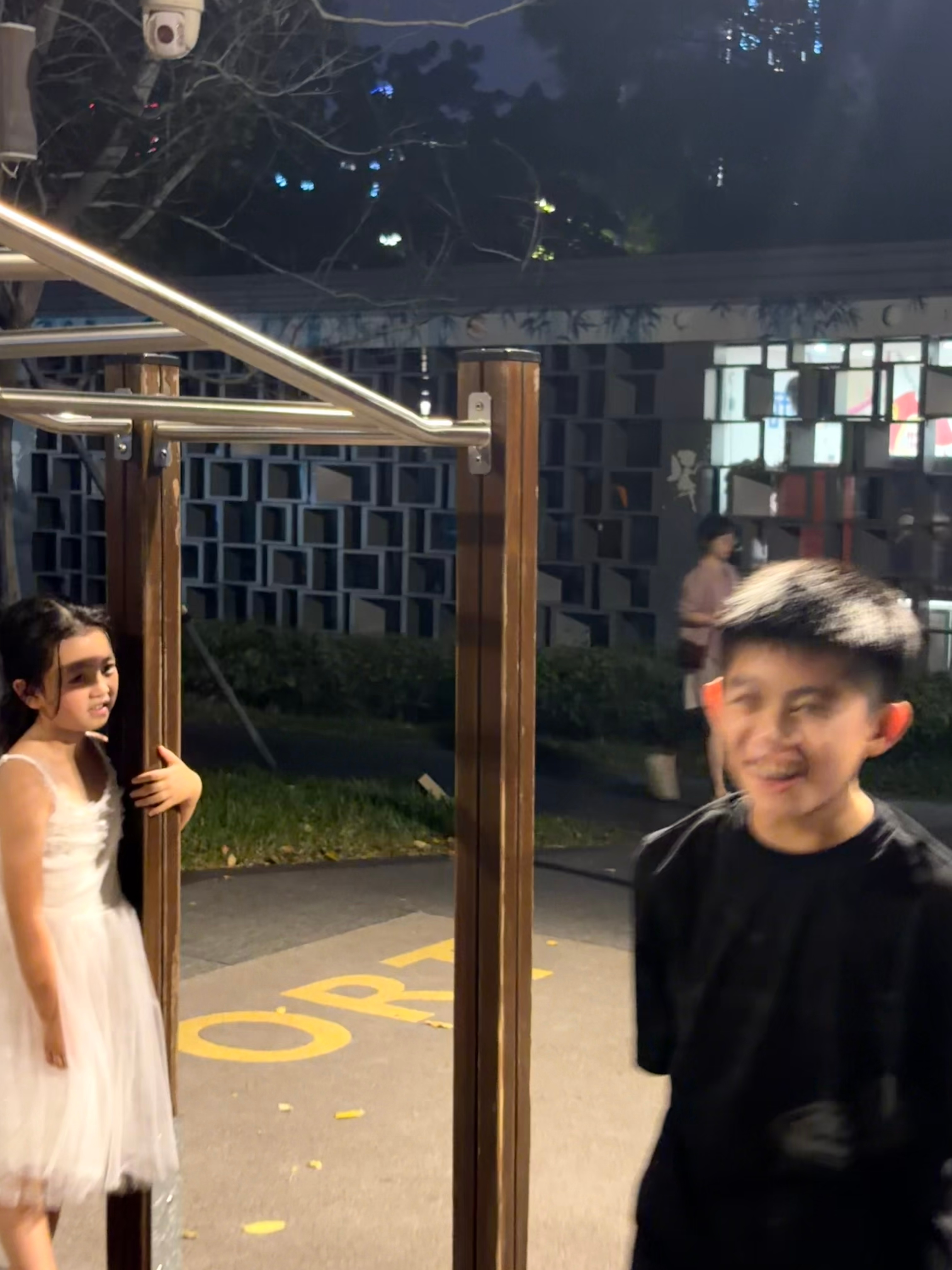 小崽崽还是很受小妹妹的喜欢的[笑cry] ​​​