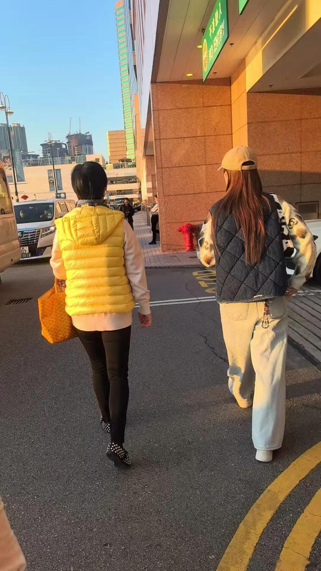在珠宝店偶遇Angelababy 网友偶遇baby和朋友一起逛珠宝店，怎么有人可