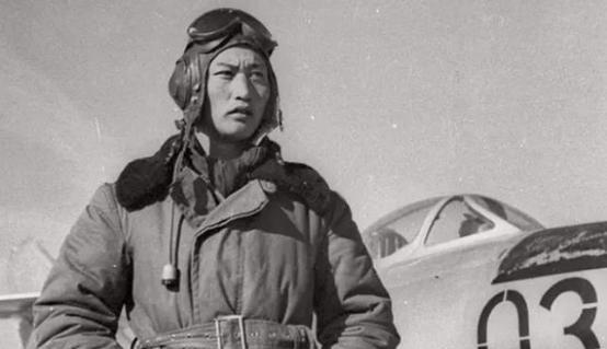 1951年，一志愿军飞行员首次升空作战，便以无畏的胆识击落了四架敌机，并从五十多
