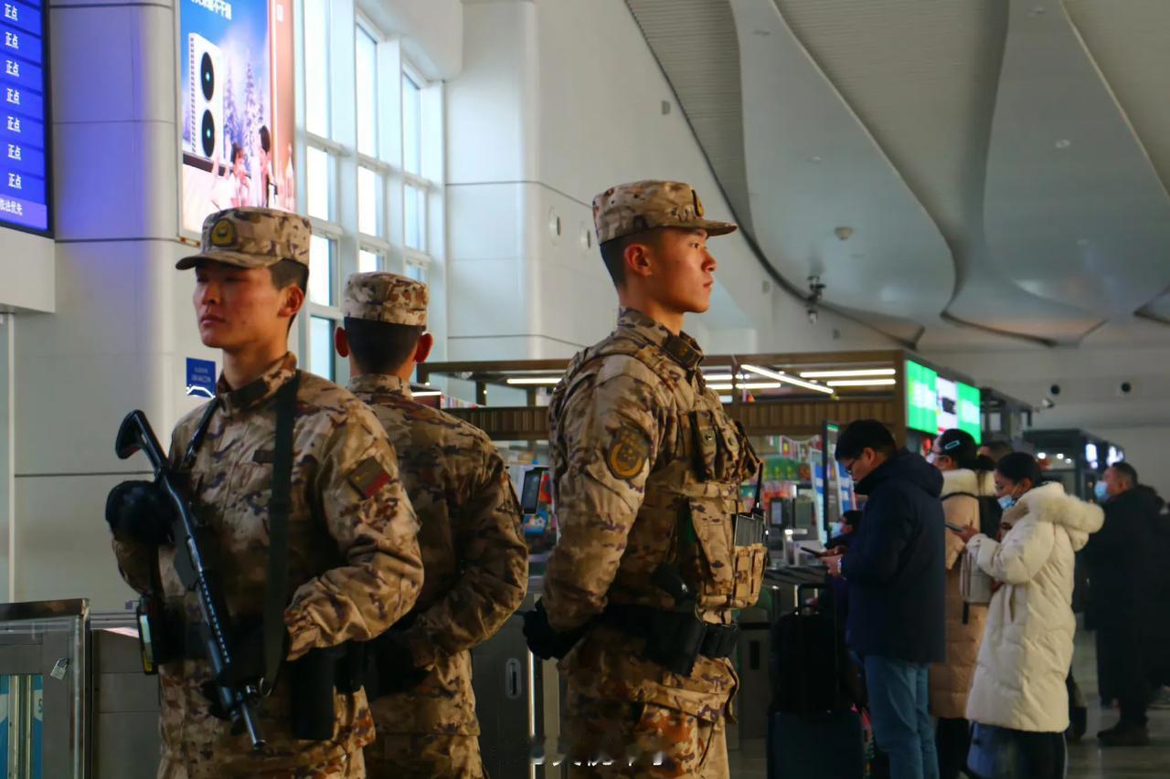 春运期间，我军指战员守护在各大车站、机场等，保证春运期间旅客的安全！