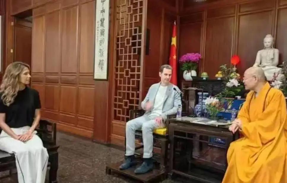 巴沙尔穿的一双皮鞋引起众多网友关注，也成为一些人认为巴沙尔廉洁的标识。
这样的认