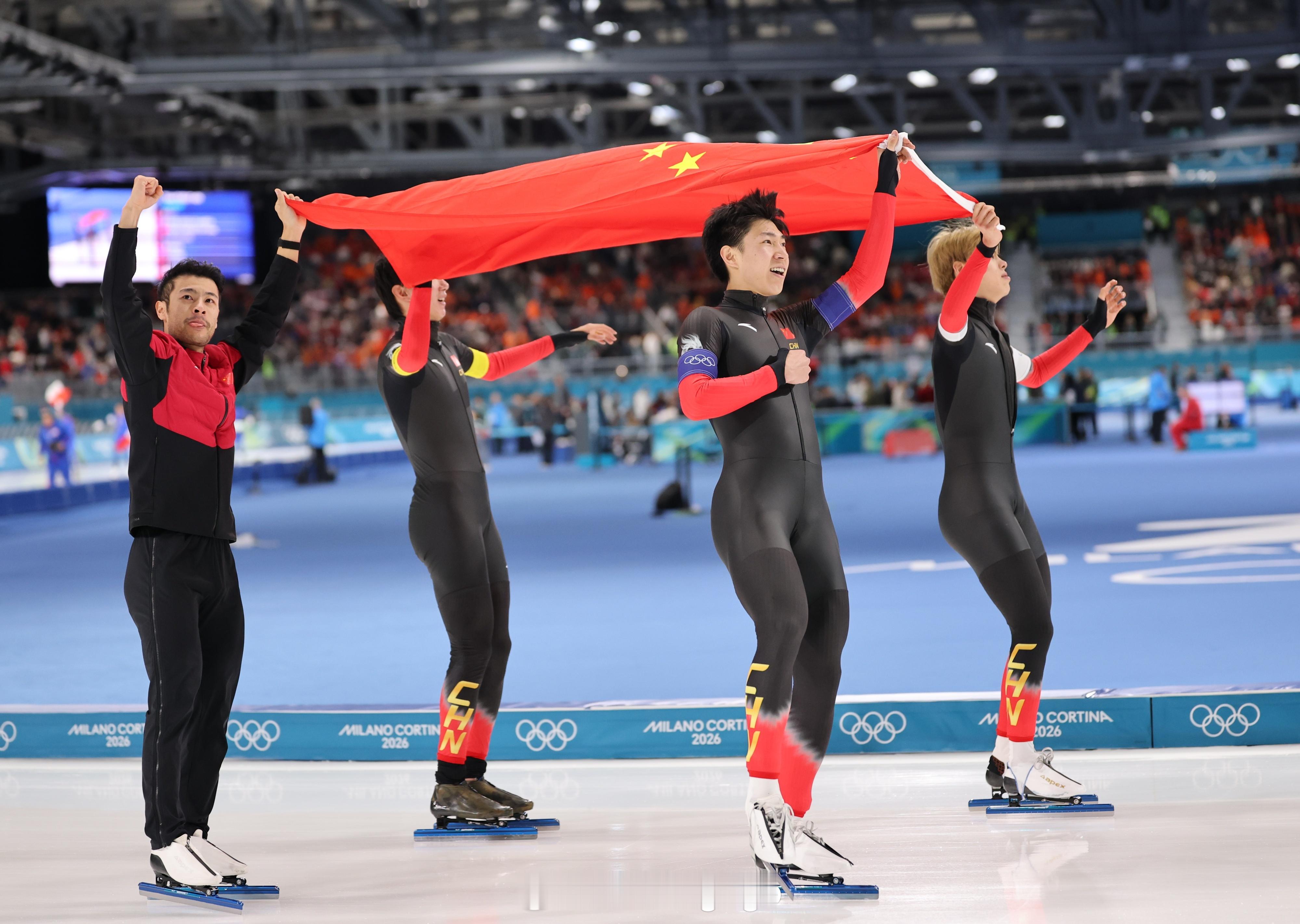 中国速滑男团铜牌 米兰冬奥会速度滑冰男子团体追逐B组决赛在米兰速度滑冰馆举行，由