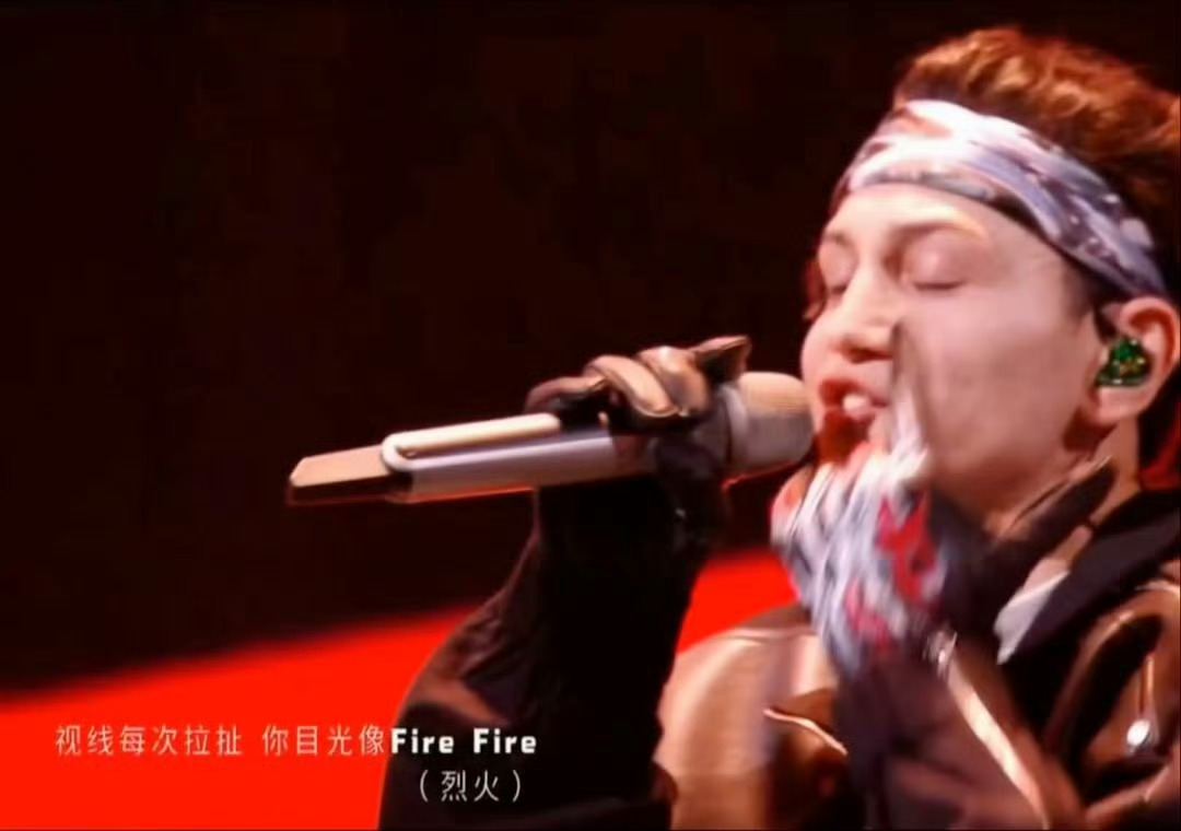 艾热加到了20几个哥哥的微信披荆斩棘这波真的被艾热的好人缘惊艳到！拉票时他笑着说