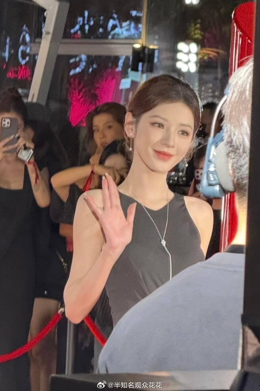 太美了[舔屏]很钓张予曦上海线下活动张予曦纯黑长裙 ​​​