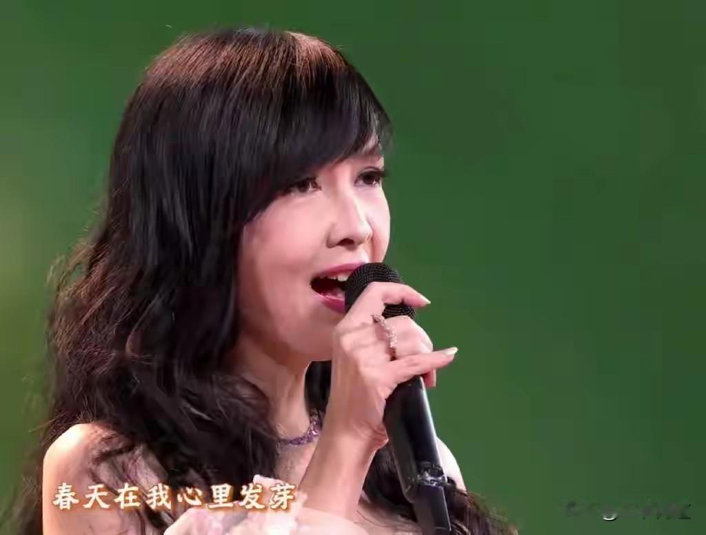 周慧敏老了，但在我们心中没有老去。2026年春晚的镜头太过诚实，光影没有为她弯曲