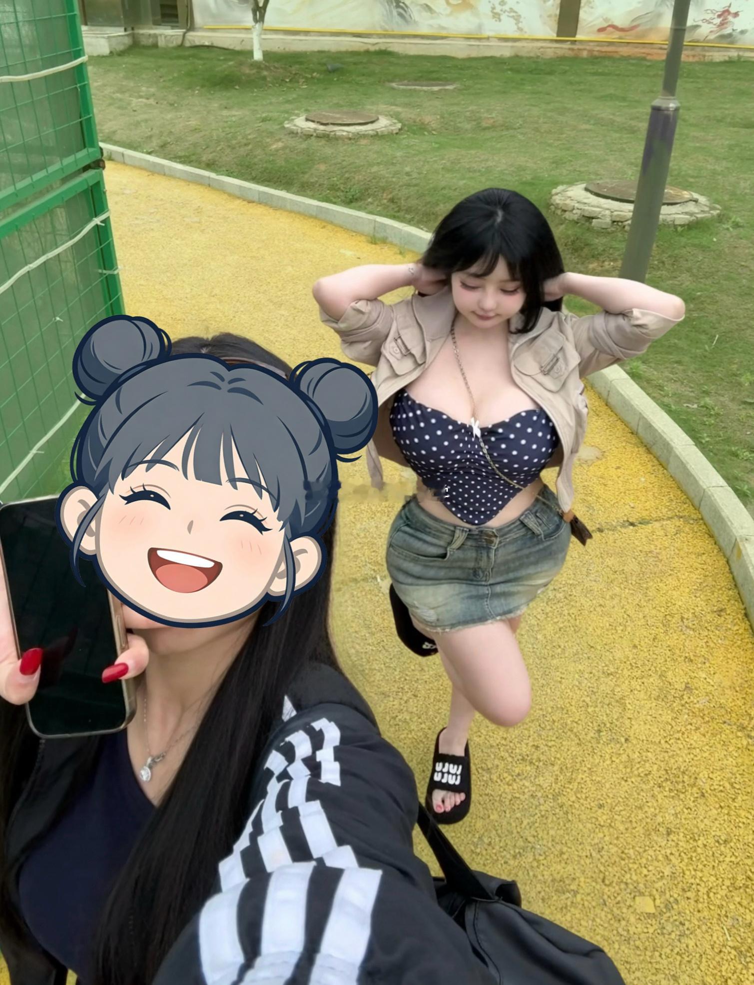 小猫喜欢谁就粘着谁 