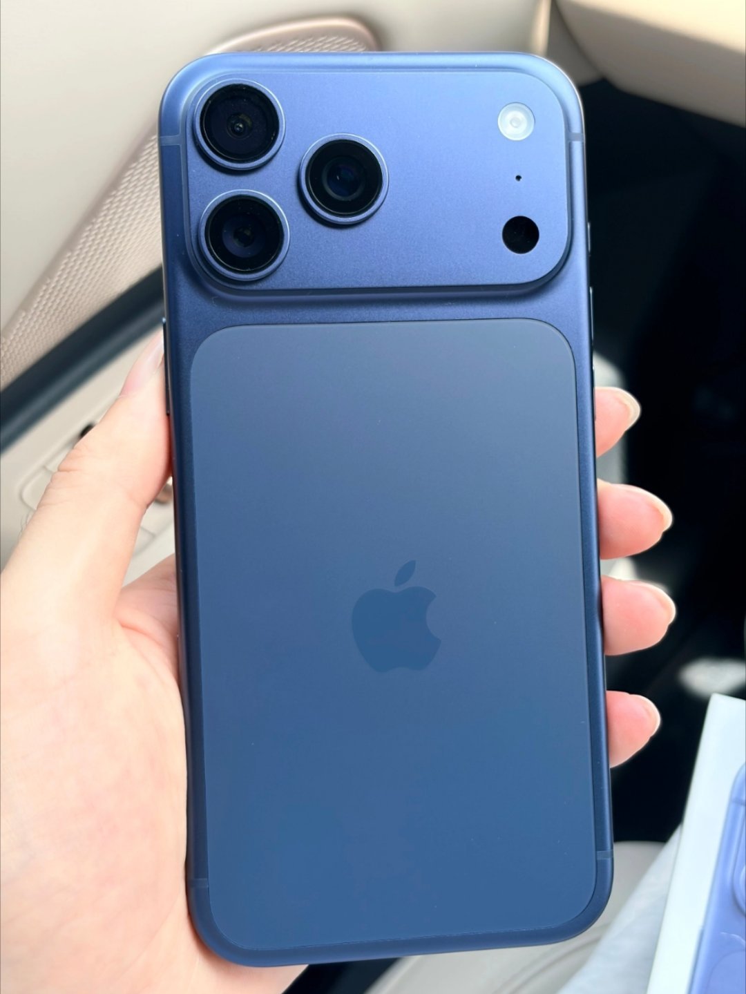 iPhone一年一换比三年一换更省钱很多人只算账面折旧，觉得三年一换更划算，其实