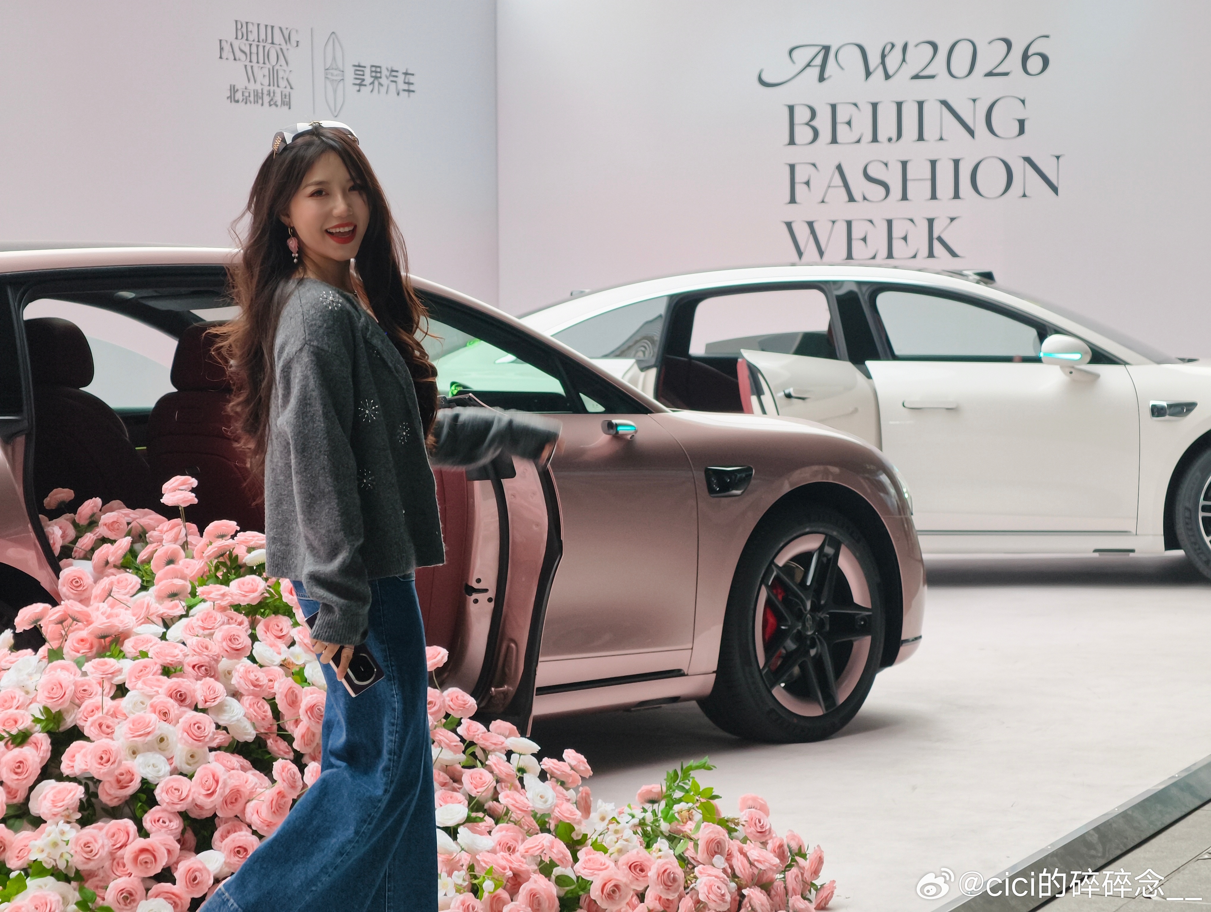 参加北京时装周享界时尚之夜，享界S9T这新配色，春日氛围感拉满了！享界粉白新车色