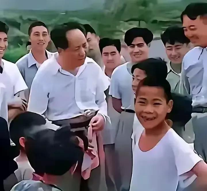 🍀请停留几秒，为伟人点个赞送朵花💐
《毛主席与小学生》
在那条通往希望的小径