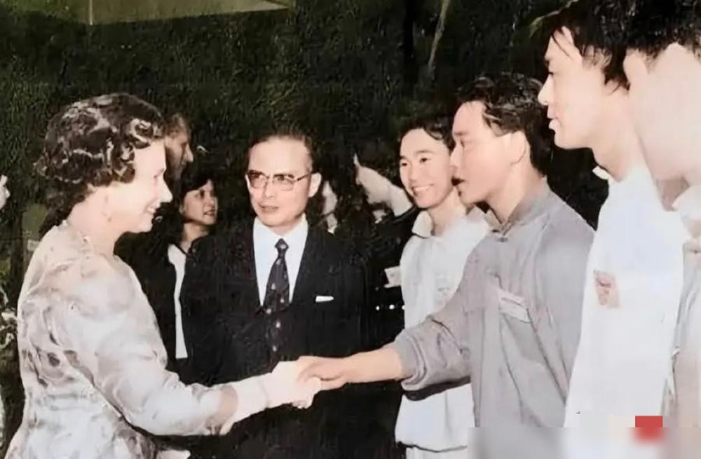 凌晨3点，狗仔堵住张国荣，他没躲，一把攥住身边男人的手，头也不回。
你以为这是