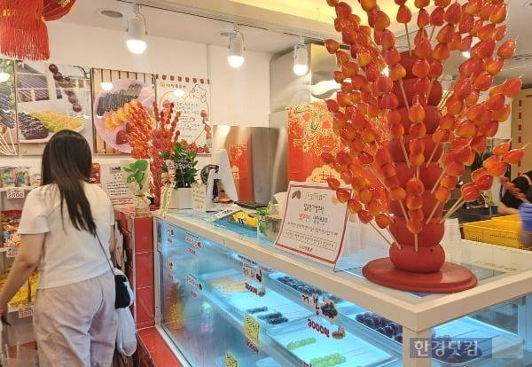 【糖葫芦在韩国青少年中人气飙升，韩国专家称糖葫芦糖分过高有害健康】

近年来，来