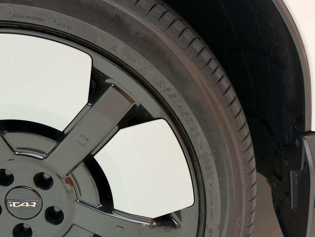 iCAR V25这次真的太对味了！前卫数码感里揉进复古元素，圆灯、宽轮眉、方正车