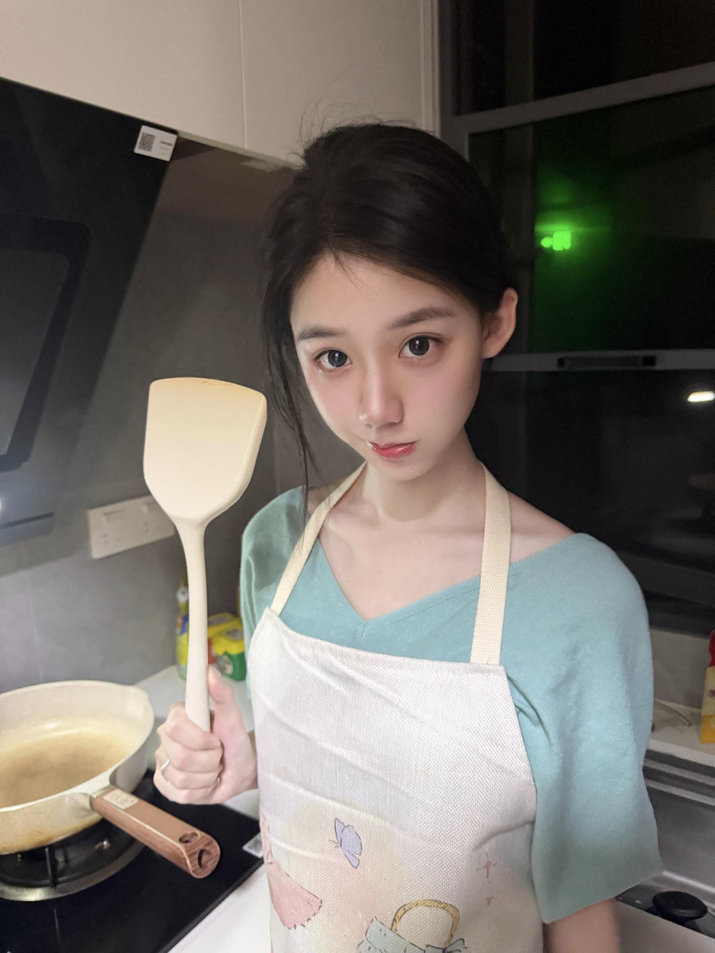 瞧把你美的 怎么这么开心呀。