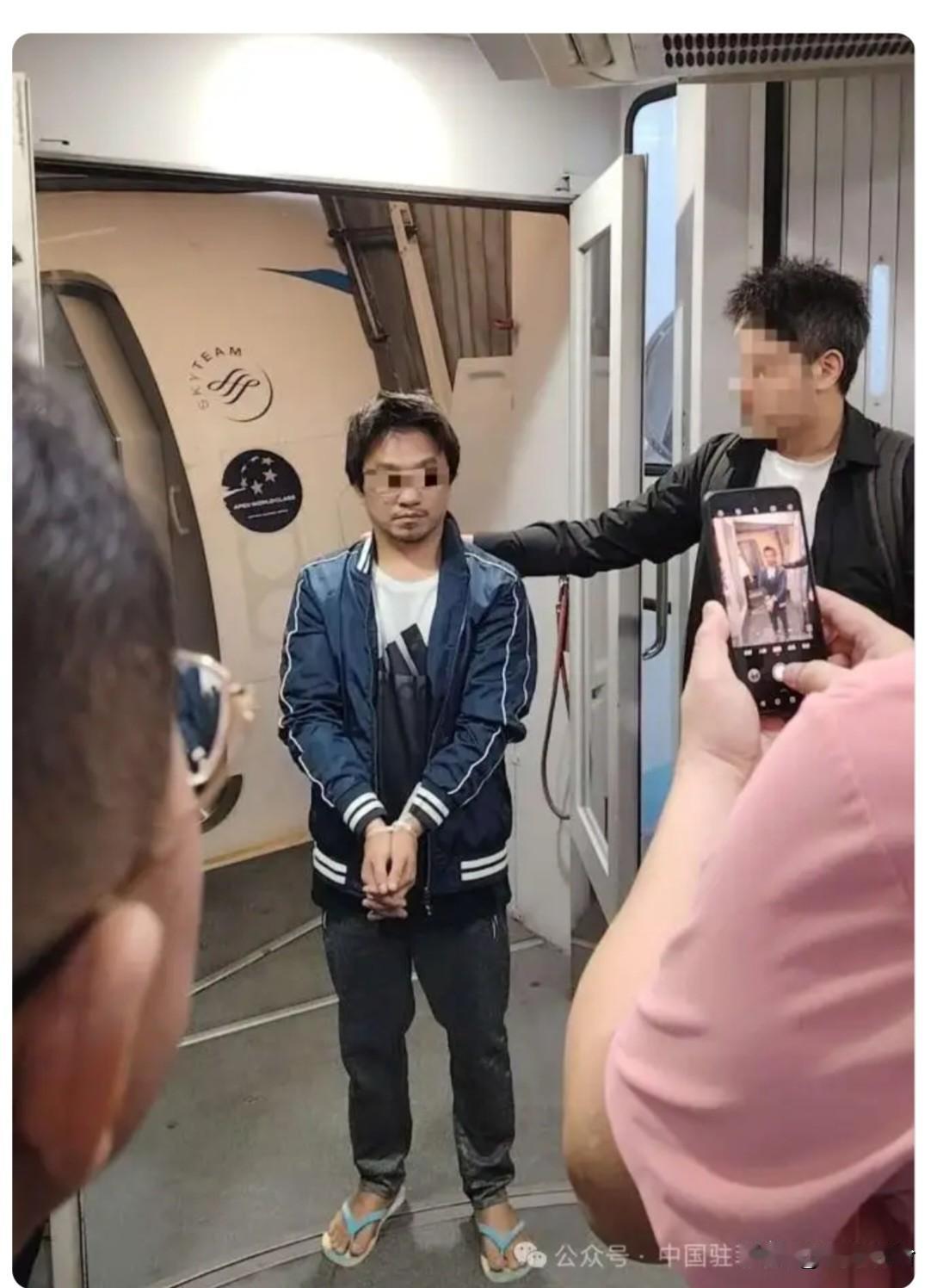 12月22日，中菲双方相关执法人员合作，将涉嫌绑架杀人嫌疑人员遣返回国。

此人