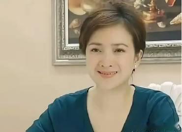 何晴父母均因脑溢血离世家人们，今天要和大家聊起一桩令人痛心的事情，演员何晴的父母