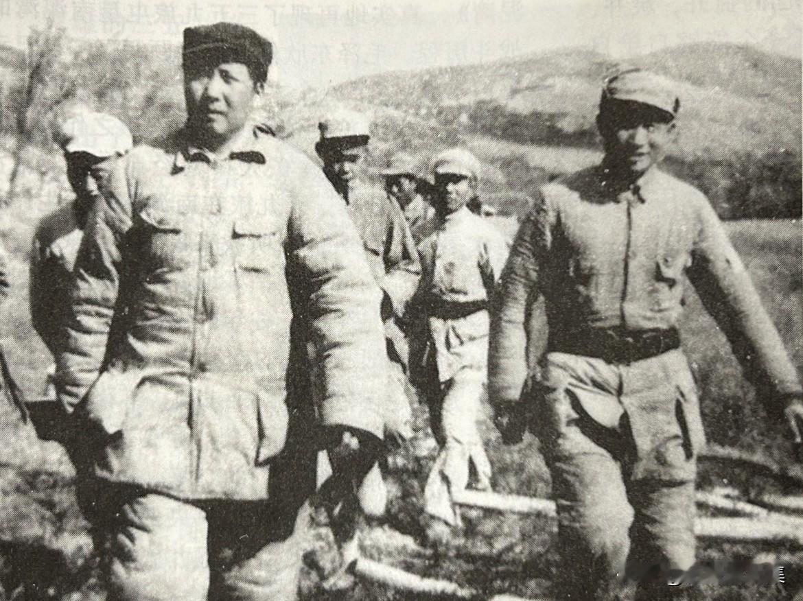 1943年，毛泽东主席到南泥湾视察的老照片。1943年秋，经过八路军第三五九旅全