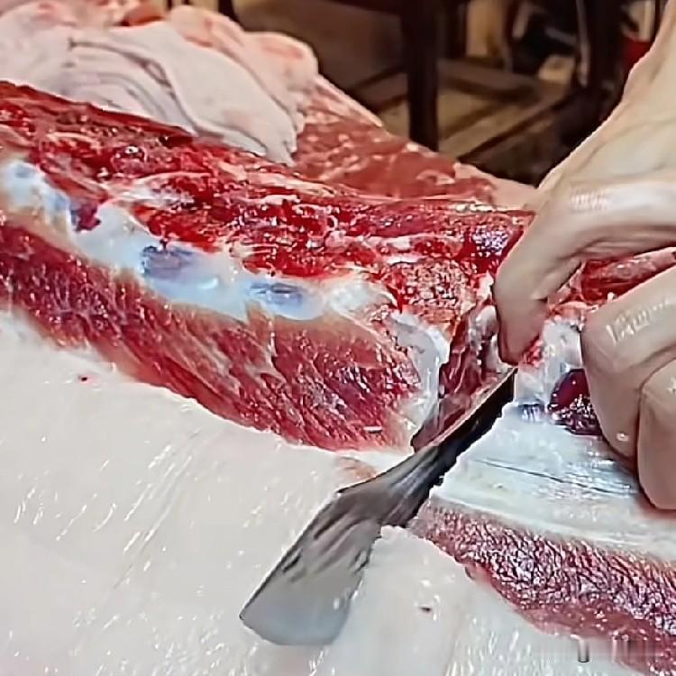 今天买了许多好肉做香肠。今年的猪肉实在是便宜。创历年来猪肉低价记录了。