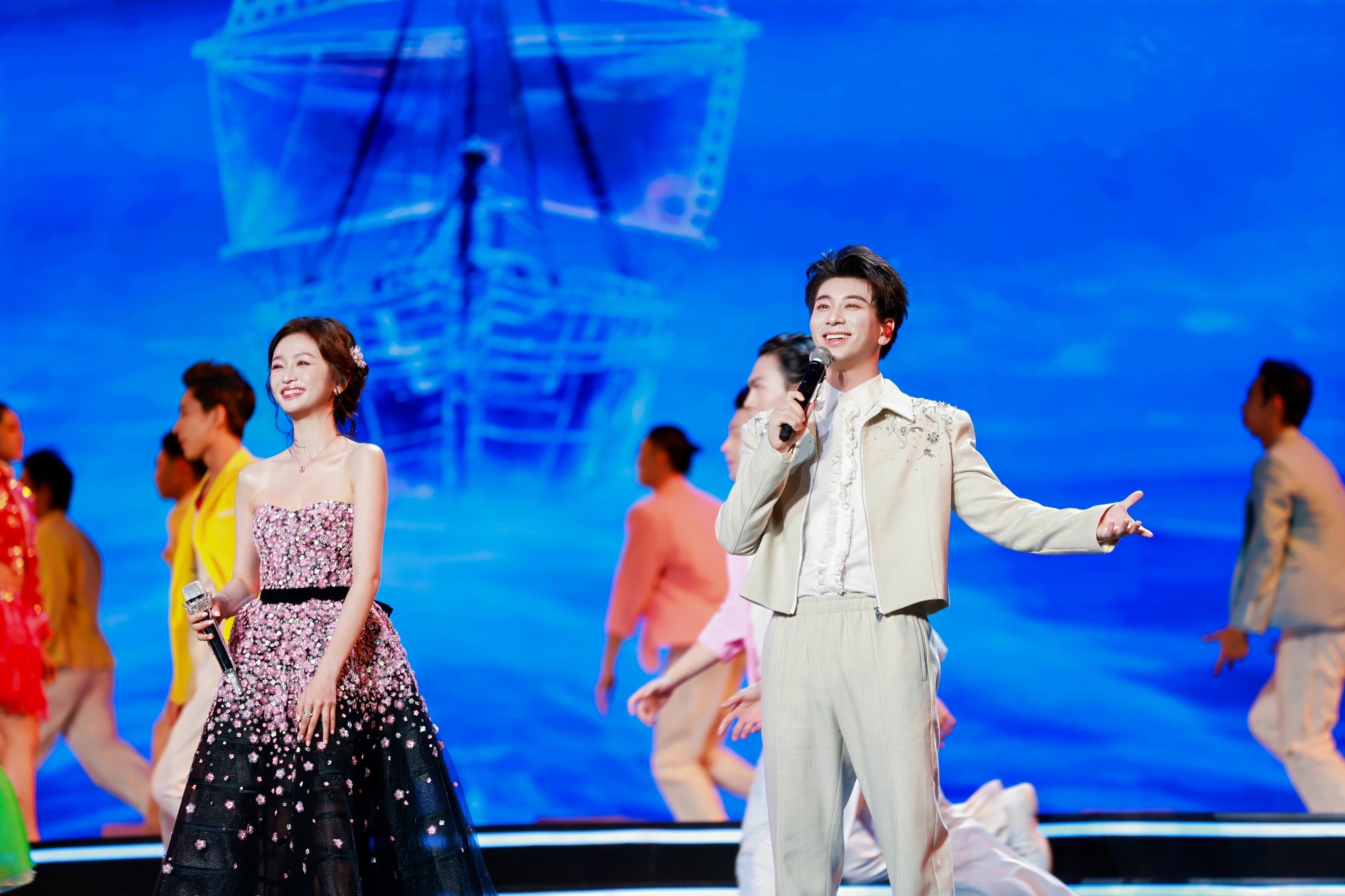 第七届海影节开幕 终于等到了海南岛国际电影节 开幕式上吴宣仪带来的经典歌曲串烧