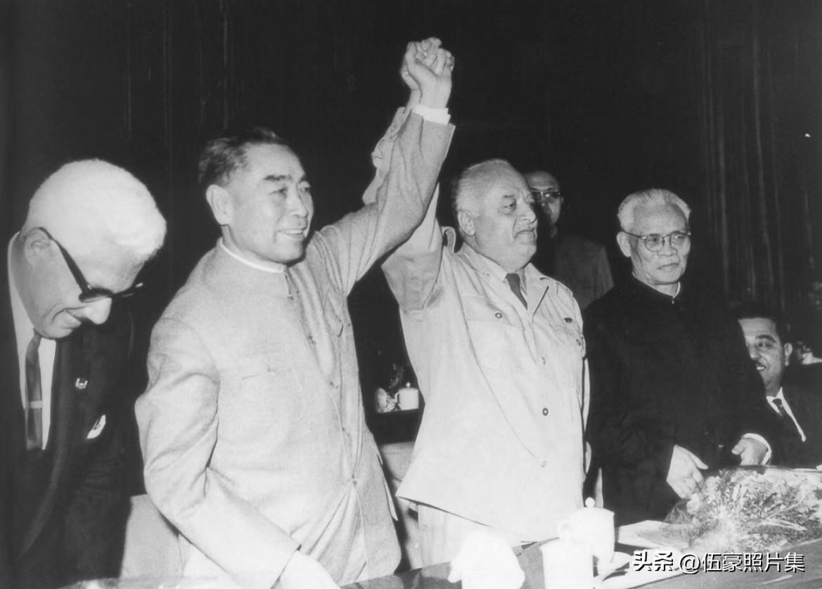 1965年，周恩来总理和巴勒斯坦解放组织主席艾哈迈德·舒凯里在北京群众大会上。当