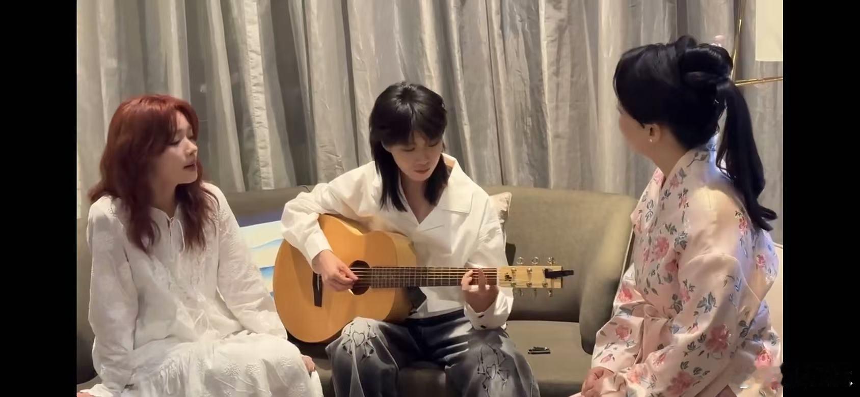 #龚琳娜被房猫的歌声打动了# 龚琳娜在听完了房东的猫现场弹唱之后，表示真的有被房