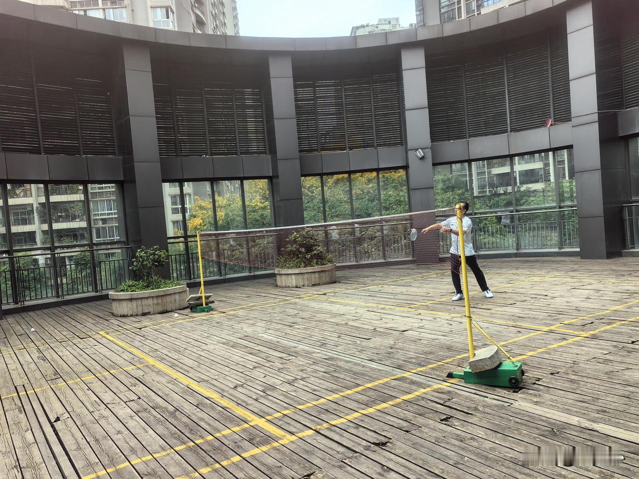 小区的羽毛球场以前曾是方圆几十公里的N0.1，但是近十年来，逐渐破败不堪，木地板