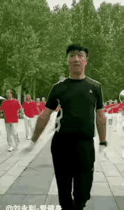 怎许老板没发现他，恒大歌舞团正好要招聘一个男舞生。