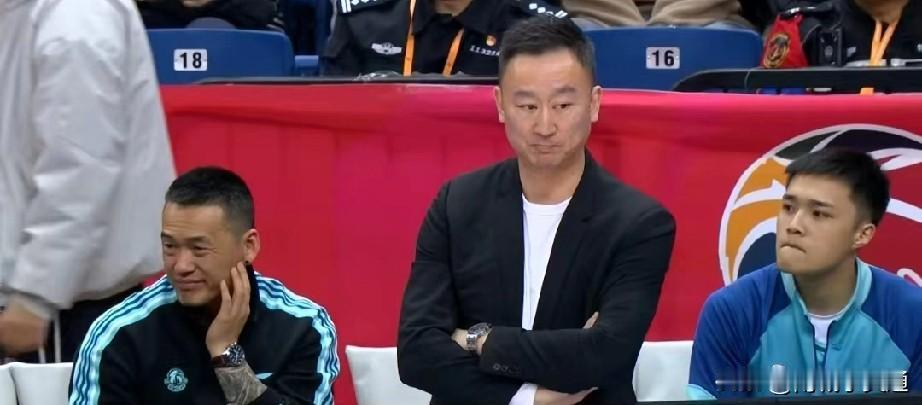 青岛男篮今晚要大败啊，第一节才得了8分，但是对手上海男篮火力全开得了33分啊！