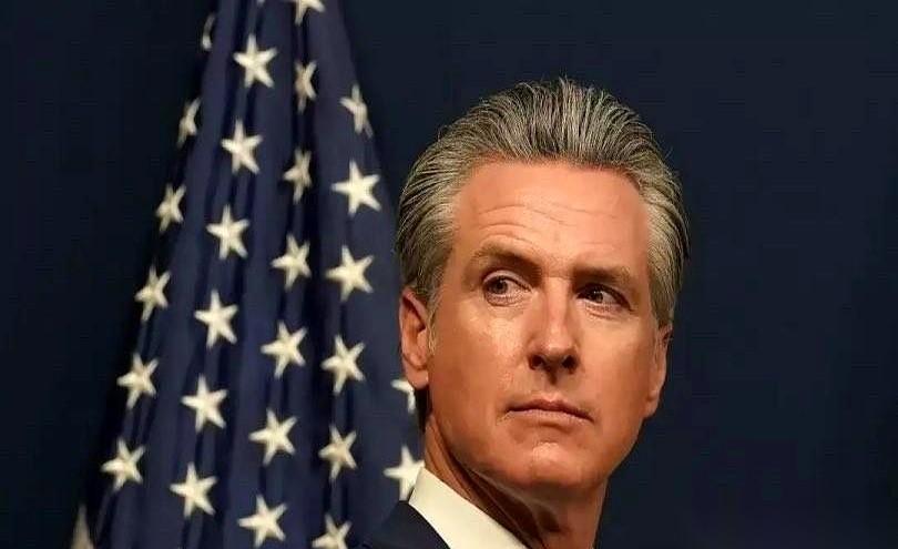 我勒个去！刚下班刷手机，差点没把我手机给摔了！特朗普这老头儿，又发啥疯呢？直接对