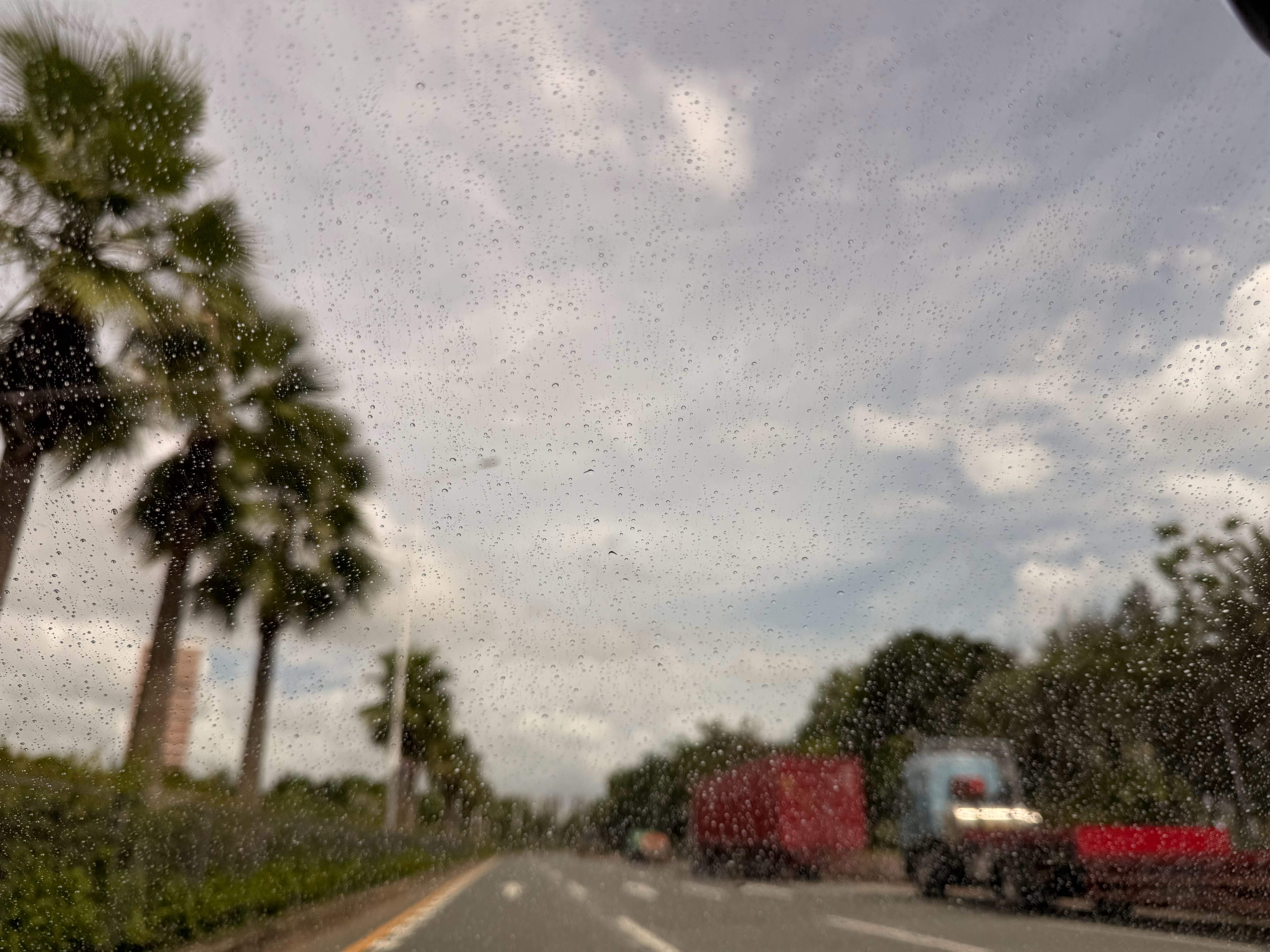 看这个云，我说正在下雨，你肯定不信 