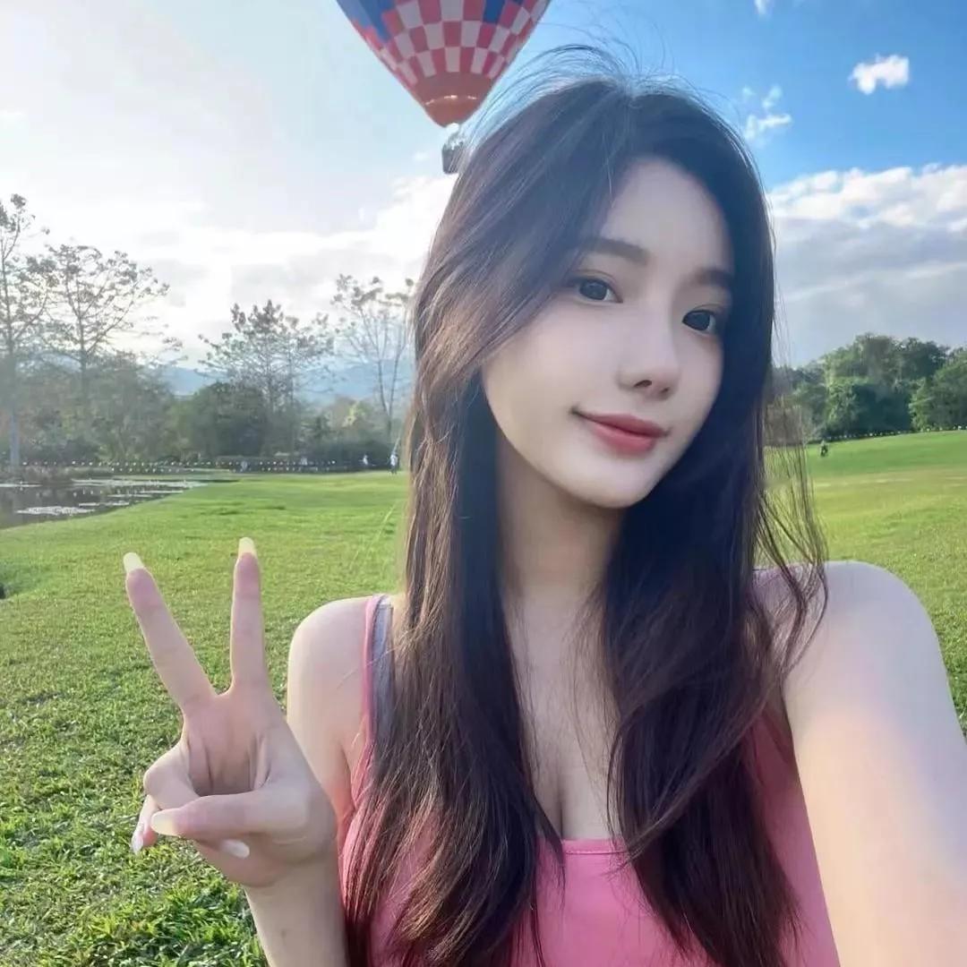 阳光草地上的甜美自拍🌞💖甜美自拍 甜系自拍写真 居家甜美自拍 明媚自拍 自然