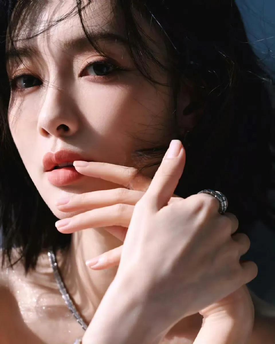 孟子义真的是又美又性感，谁不喜欢呢？[飞吻]