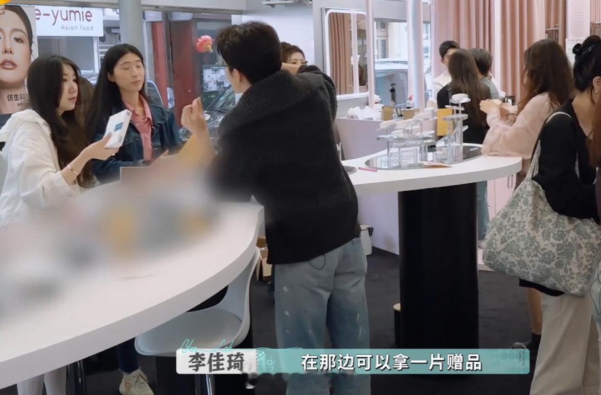 李佳琦满脑子都是宠顾客李佳琦简直就是顾客的“超级英雄”！缺啥他补啥，还时不时来个