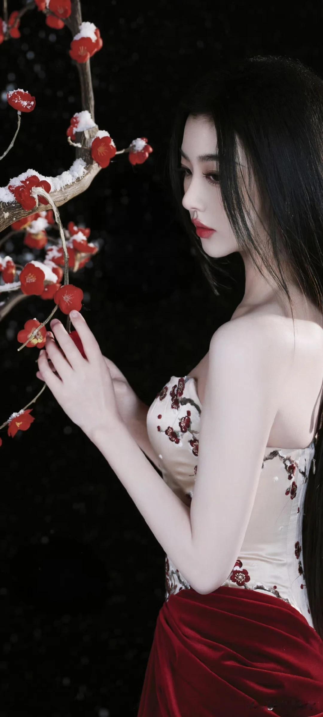 孔雪儿写真壁纸～这红梅、白雪、红裙子一搭，往那一站，妥妥的冬日女神啊，这身材太绝